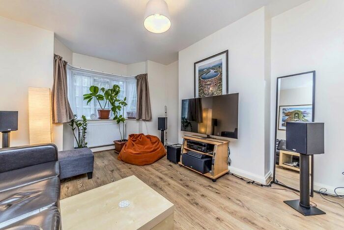 2 Bedroom Flat To Rent In Barrow Road, London, SW16