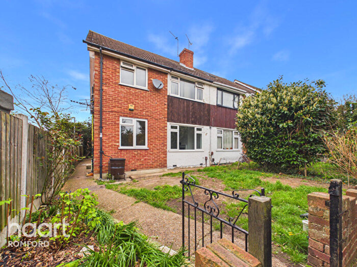 2 Bedroom Maisonette For Sale In Kings Grove, Romford, RM1