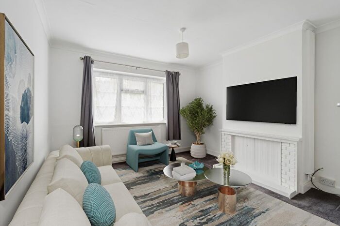 2 Bedroom Flat To Rent In Beverley Drive, Queensbury, HA8