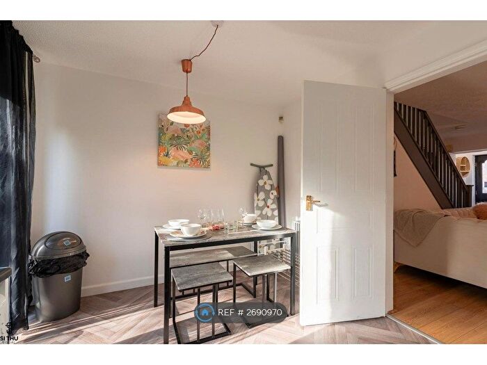 2 Bedroom Semi Detached House To Rent In Greton Close, Manchester, M13