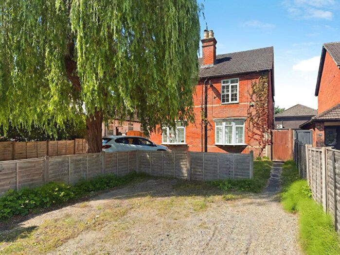 3 Bedroom Semi-Detached House For Sale In Pinewood Avenue, Crowthorne, Berkshire, RG45