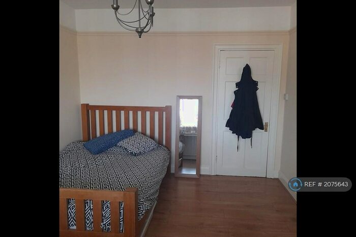 3 Bedroom Flat To Rent In Queens Mansions, London, NW4