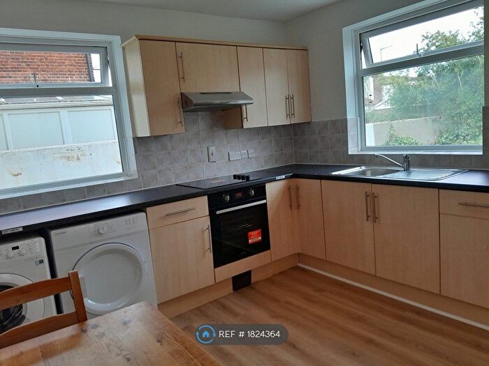 3 Bedroom Flat To Rent In Bridge Lane, London, NW11