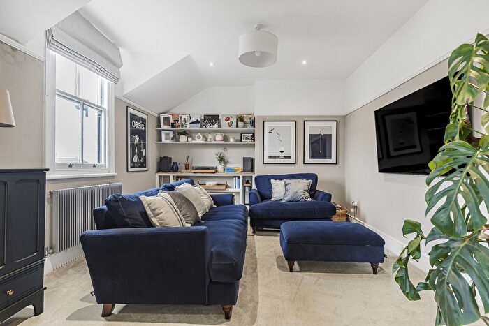 2 Bedroom Flat For Sale In Heathfield Road, London, SW18