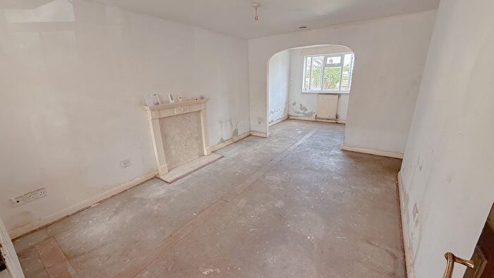 3 Bedroom End Of Terrace House For Sale In Groveside Close, Carshalton, Surrey., SM5