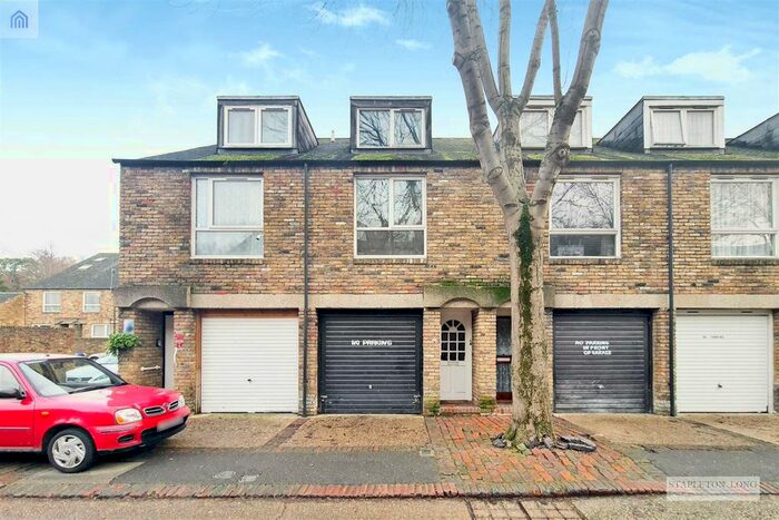 3 Bedroom Property To Rent In Dunelm Grove, London, SE27