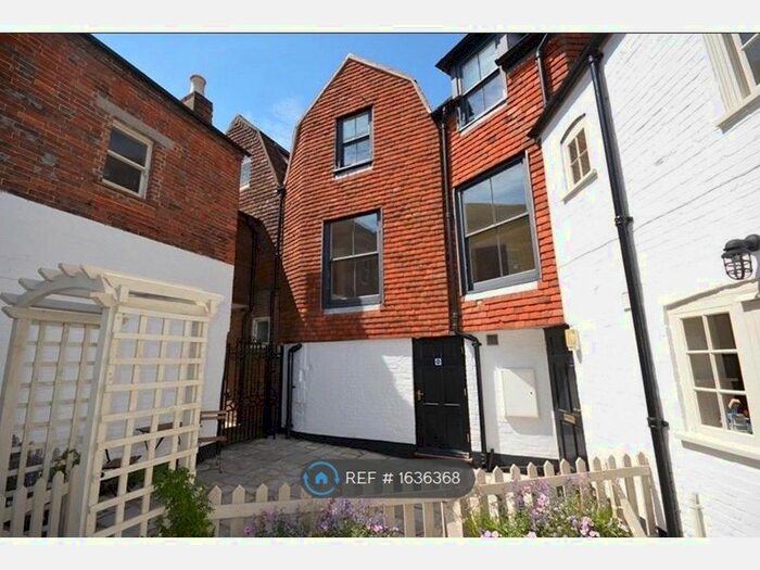 2 Bedroom Flat To Rent In Elgars Court, Lymington, SO41