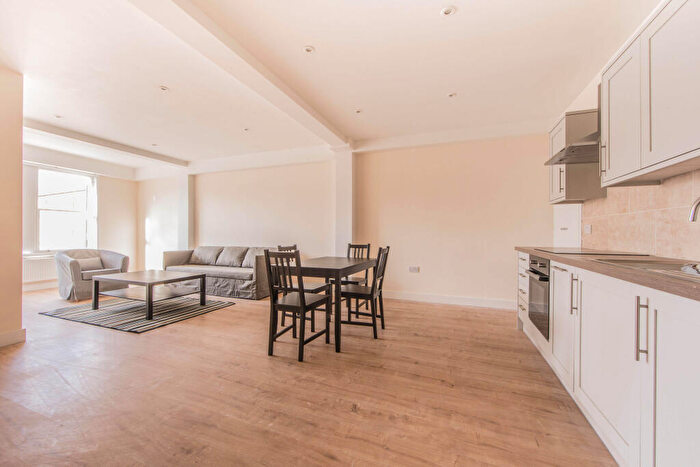 3 Bedroom Flat To Rent In Market Place, Chippenham, SN15