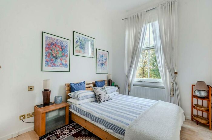2 Bedroom Flat To Rent In Redcliffe Square, Chelsea, London, SW10
