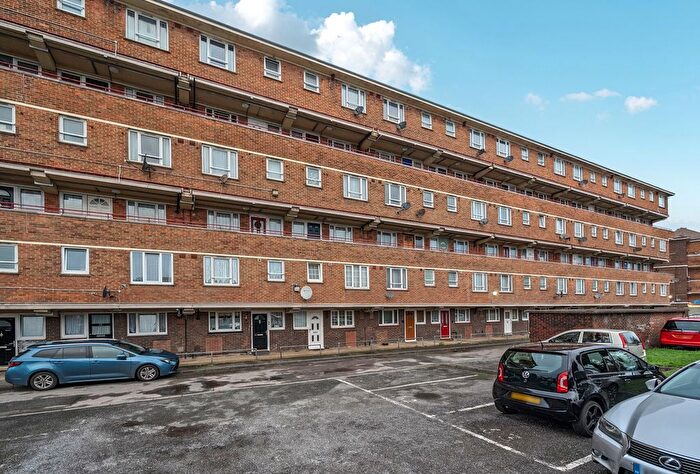 2 Bedroom Flat For Sale In Armfield Crescent, Mitcham, CR4