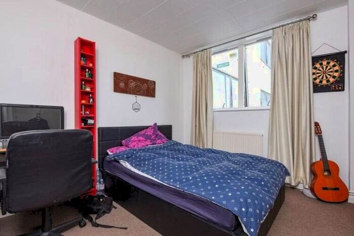 3 Bedroom Flat To Rent In Pemberton Road, East Molesey, KT8