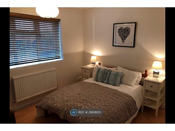 3 Bedroom Flat To Rent In Burmester House, London, SW17
