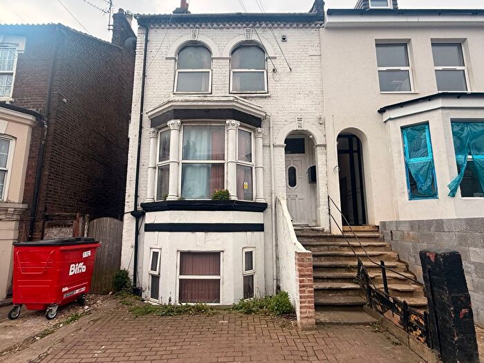 2 Bedroom Semi Detached House To Rent In Cromwell Road, Luton, LU3