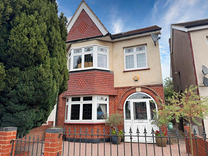 4 Bedroom Semi-Detached House For Sale In Upminster Road, Hornchurch, RM11
