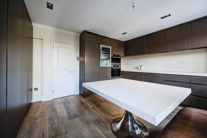 3 Bedroom Flat To Rent In Tregunter Road, Chelsea, London, SW10