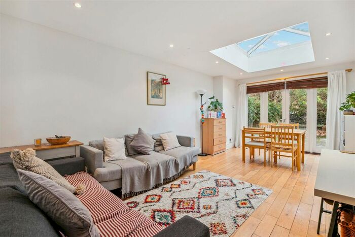 3 Bedroom Flat To Rent In Bonham Road, London, SW2