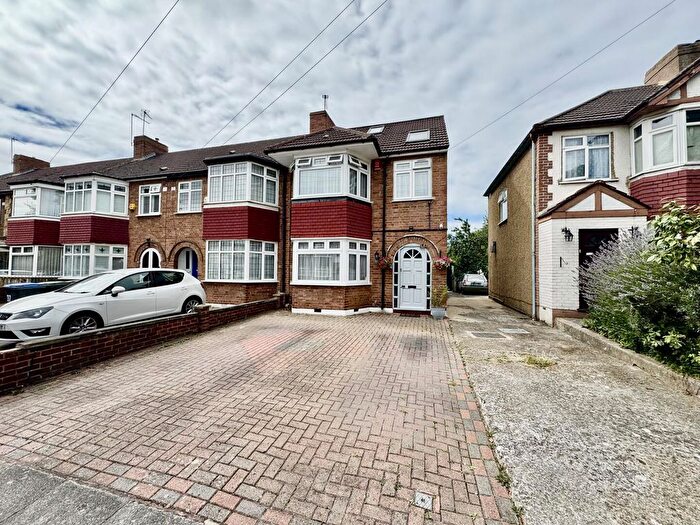 4 Bedroom Property For Sale In The Fairway, London, N13