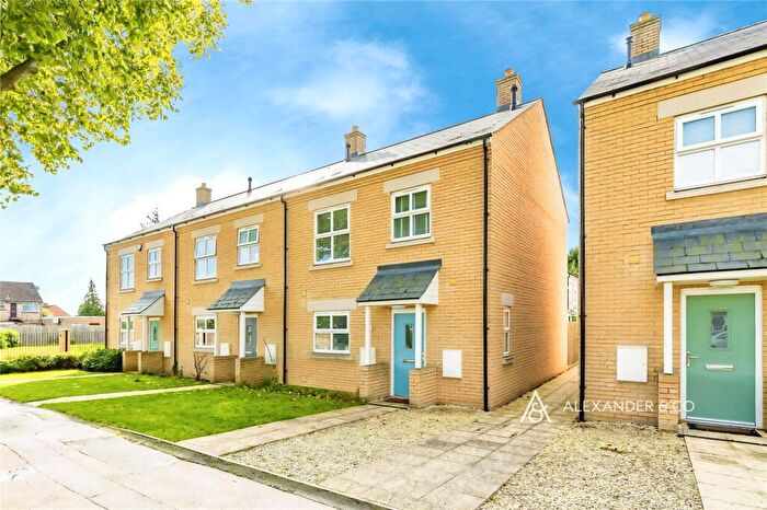 3 Bedroom Semi Detached House To Rent In Kingsclere Road, Bicester, Oxfordshire, OX26