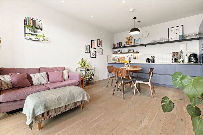 1 Bedroom Flat For Sale In Balham High Road, London, SW17