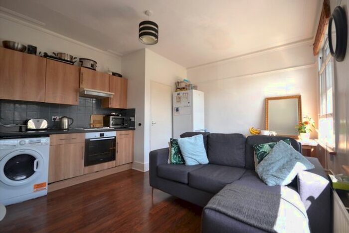 3 Bedroom Flat To Rent In Cheshire Road, London, N22