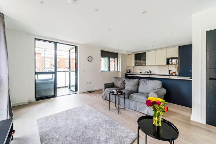 3 Bedroom Flat To Rent In Kilburn Park Road, Maida Vale, NW6