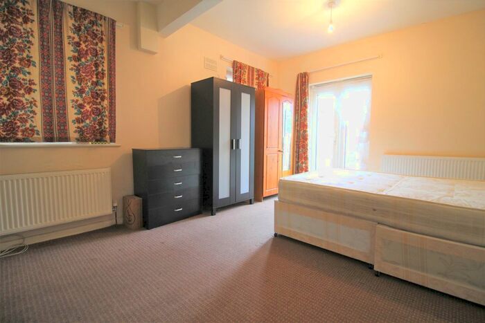 Studio To Rent In Uxbridge Road, Hayes, UB4