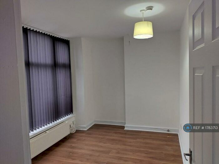 2 Bedroom Flat To Rent In Victoria Road, Eccleshill, BD2