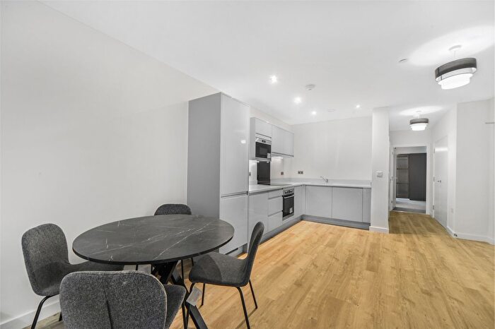 2 Bedroom Flat To Rent In North Woolwich Road, London, E16