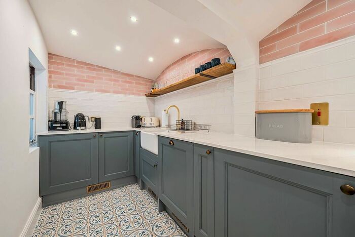 2 Bedroom Flat To Rent In Cornwall Gardens, South Kensington, London, SW7