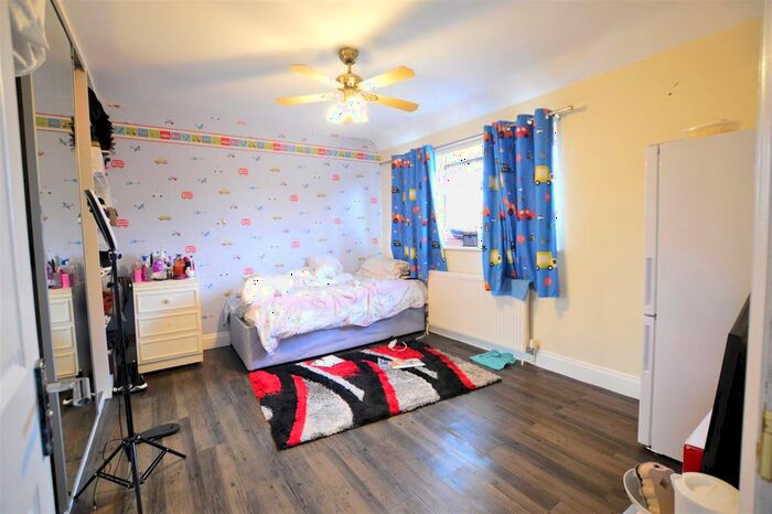3 Bedroom End Of Terrace House For Sale In Almond Road, Burnham, Slough, SL1