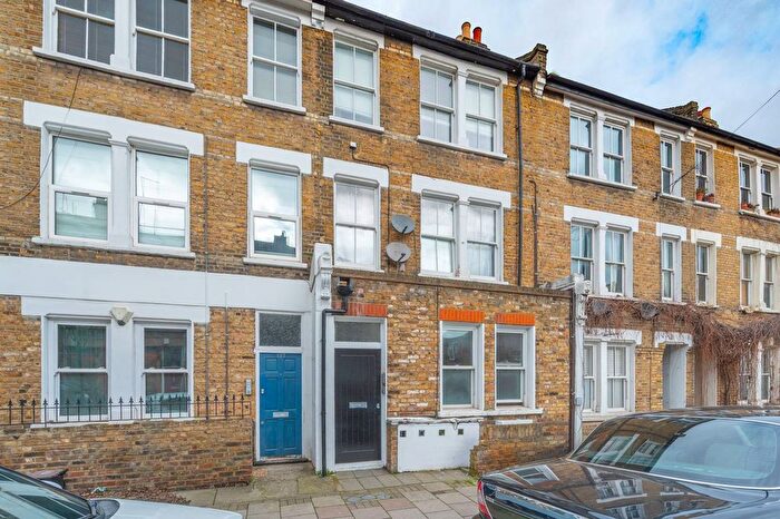 2 Bedroom Flat To Rent In Landor Road, Clapham North, London, SW9
