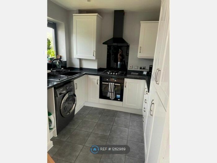 3 Bedroom Flat To Rent In Helene House, London, E16