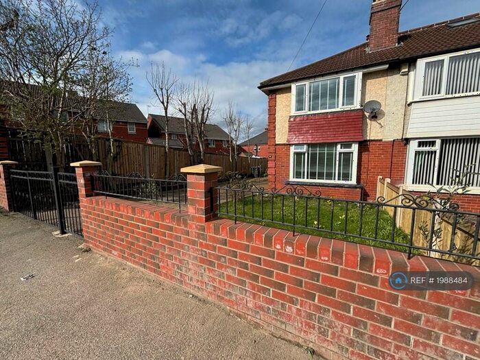 3 Bedroom Semi-Detached House To Rent In Whitehall Road, Leeds, LS12