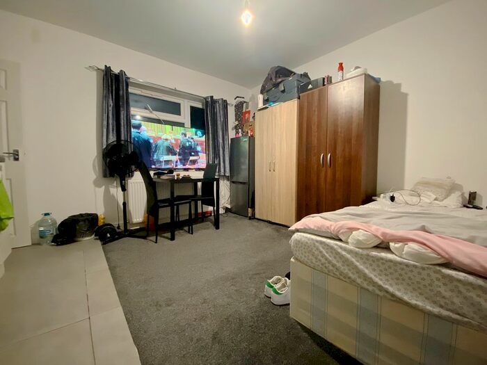 Studio To Rent In Kings Avenue, Hounslow TW3