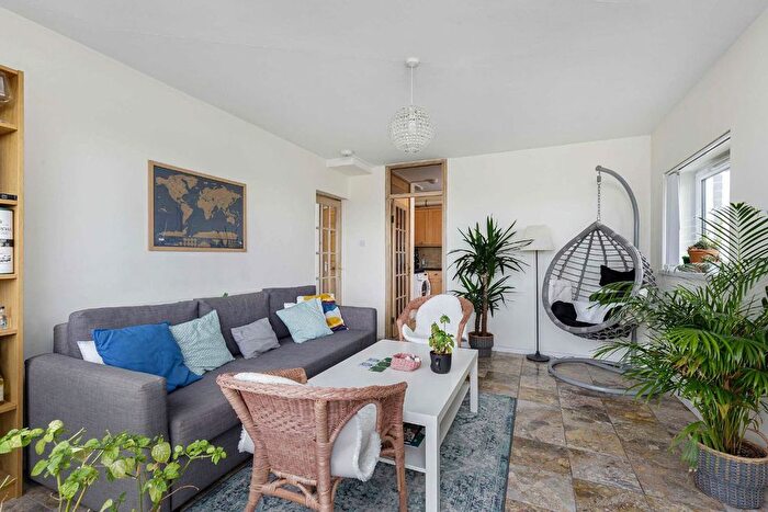 2 Bedroom Flat To Rent In Hindmarsh Close, London, E1