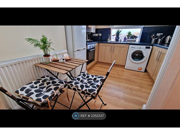 2 Bedroom Flat To Rent In Meanwood Road, Leeds, LS6