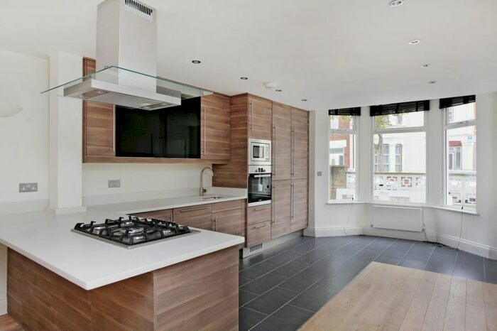 2 Bedroom Flat To Rent In Villiers Road, Willesden Green, NW2