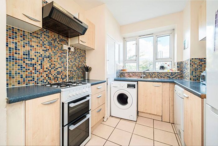 2 Bedroom Flat For Sale In Penrose Street, London, SE17