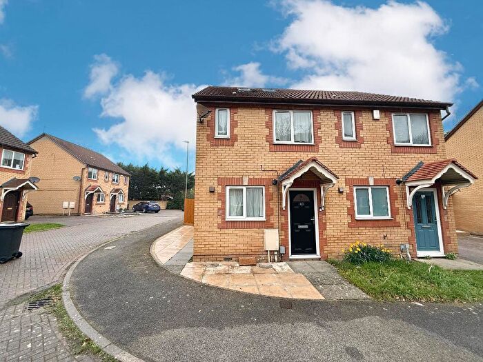 3 Bedroom Semi Detached House For Sale In Simpson Close, Challney, Luton, Bedfordshire, LU4