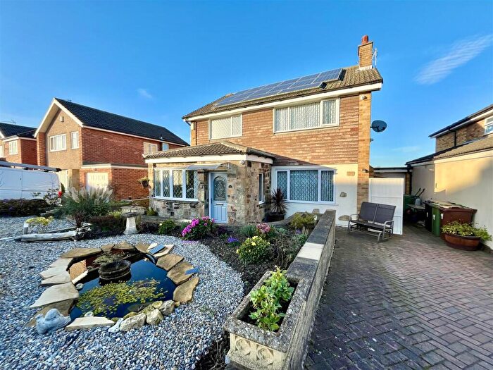 4 Bedroom Detached House For Sale In Arthursdale Grange, Scholes, Leeds, LS15