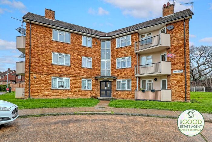 2 Bedroom Flat To Rent In Oakfields, Loughton, IG10
