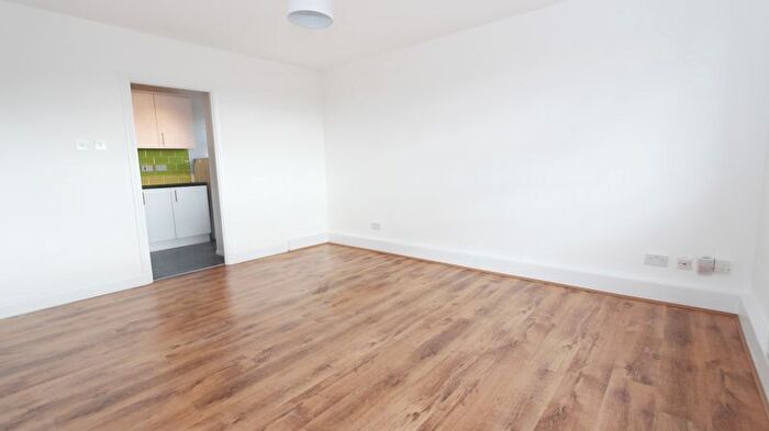 1 Bedroom Flat To Rent In Fairlawns, Bounds Green, N11