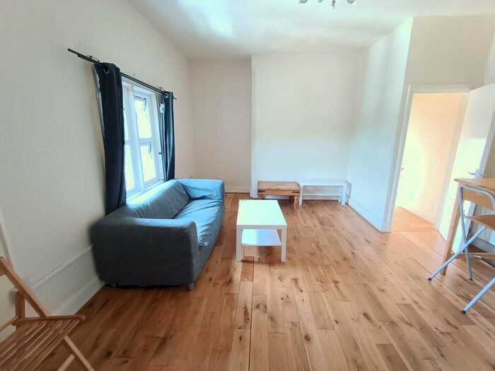 1 Bedroom Flat To Rent In Waverley Street, Nottingham, NG7