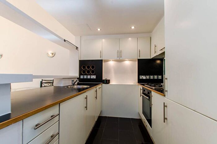 2 Bedroom Flat To Rent In Mile End Road, Whitechapel, London, E1