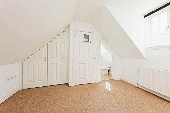 3 Bedroom Town House To Rent In Queens Courtyard, Dover, CT17