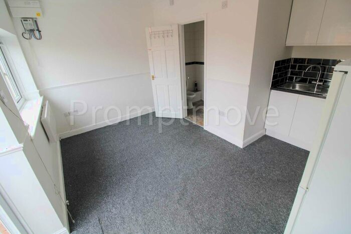 Studio To Rent In Waller Avenue Luton, LU4