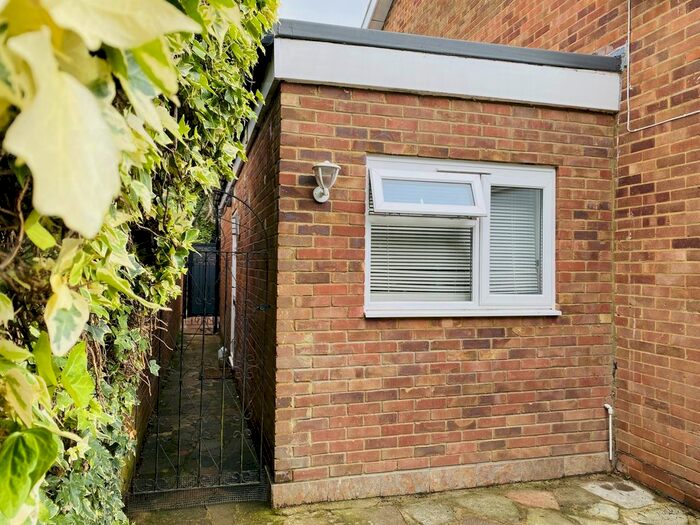 1 Bedroom Studio To Rent In De Havilland Close, Hatfield, AL10