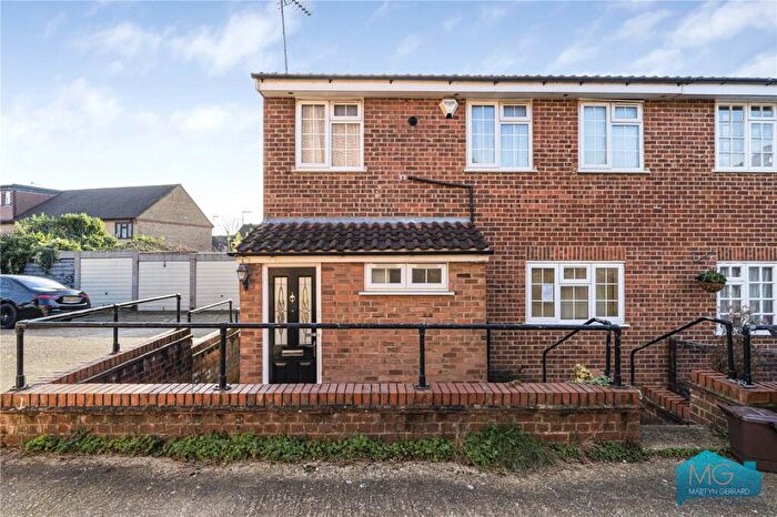 3 Bedroom End Of Terrace House For Sale In Elm Way, London, N11
