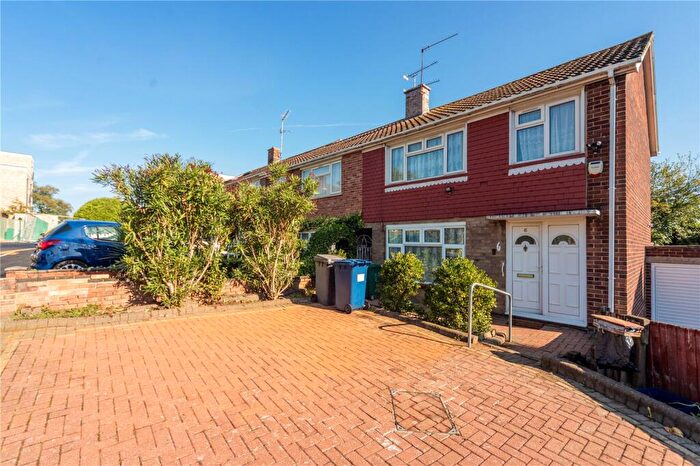 3 Bedroom End Of Terrace House For Sale In Martins Walk, London, N10