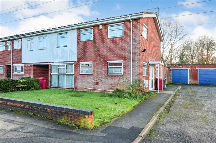 4 Bedroom End Of Terrace House For Sale In Grasmere Avenue, Slough, Berkshire, SL2
